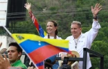 La cheffe de l'opposition vénézuélienne Maria Corina Machado et le candidat à la présidence vénézuélienne Edmundo Gonzalez Urrutia saluent leurs partisans lors d'un rassemblement de campagne à Valencia, dans l'État de Carabobo, au Venezuela, le 13 juillet 2024