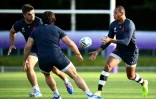 Le centre du XV de France Gaël Fickou (d) lors d'une séance d'entraînement, le 16 septembre 2019 à Fujiyoshida au Japon