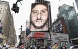 Le joueur de football américain Colin Kaepernick représenté sur une publicité de Nike le 8 septembre 2018 à New York