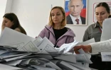 Décompte des bulletins le 20 septembre 2026 dans un bureau de vote de Donetsk, dans les territoires ukrainiens occupés par la Russie