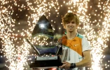 Le Russe Andrey Rublev pose avec le trophée du vainqueur après avoir remporté la finale du tournoi ATP de Dubai, le 26 février 2022