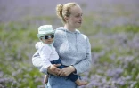 Lou-Anne Begue pose avec son bébé de 11 mois au Crotoy, dans la baie de Somme, le 30 juillet 2025