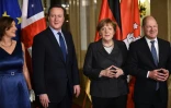 Le maire de Hambourg Olaf Scholz (D) et son épouse Britta Ernst (G) entourent le Premier ministre britannique David Cameron et la chancelière allemande Angela Merkel à Hambourg, le 12 février 2016