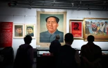 Des visiteurs regardent des portraits du défunt dirigeant communiste Mao Tsé-toung lors d'une exposition organisée par des collectionneurs à Pékin, le 21 septembre 2024
