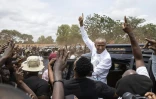 Le candidat à la présidentielle Moïse Katumbi salue ses partisans devant un bureau de vote à Lubumbashi, en République démocratique du Congo, le 20 décembre 2023