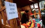 Sur un chalet du marché de Noël de Berlin frappé par l'attentat au camion-bélier, une affiche portant l'inscription "Maintenant, plus que jamais", le 22 décembre 2016
