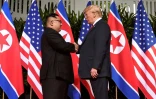 Le leader nord-coréen Kim Jong Un (g) serre la main au président américain Donald Trump (d) avant le début du sommet historique à l'hôtel Capella, le 12 juin 2018 à Singapour
