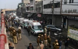 Police et ambulances à New Delhi  aux abords d'une usine qui a brûlé dimanche 8 décembre 2019, faisant au moins 43 morts