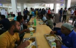 Des travailleurs immigrés employés sur l'un des sites de construction du Mondial 2022 au Qatar, dans une salle de réfectoire, le 3 mai 2015 à Doha