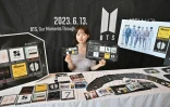 Des timbres en l'honneur de BTS pour le 10ème anniversaire du groupe sont présentés à Séoul, le 12 juin 2023