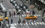 Des piétons traversent une rue embouteillée à New-York le 18 septembre 2017