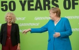 La cheffe de Greenpeace, Jennifer Morgan (g), et la chancelière allemande Angela Merkel, à l'occasion des festivités pour les 50 ans de l'ONG, le 30 août 2021 à Stralsund, dans le nord de l'Allemagne