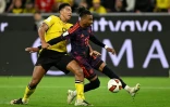 L'attaquant français Michael Olise du Bayern Munich (à droite) à la lutte avec le milieu de terrain anglais du Borussia Dortmund, Jobe Bellingham, lors de la Supercoupe d'Allemagne à Dortmund, le 22 août 2026.