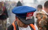 Photo d'archives d'un cheminot CGT en grève lors d'une manifestation le 17 juin 2014 à Paris