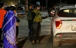 Un membre de l'armée indienne contrôle un véhicule près de Pahalgam, au sud de Srinagar, le 22 avril 2025 après une attaque contre des touristes au Cachemire indien