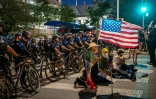 Des manifestants opposés aux politiques de Donald Trump face à des policiers, lors d'un rassemblement "No Kings" à Austin au Texas, le 14 juin 2025
