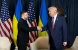 Photo provenant du compte X de Volodymyr Zelensky, du 22 janvier 2026, montrant le président ukrainien Volodymyr Zelensky (g) et le président américain Donald Trump se serrant la main lors de leur rencontre bilatérale en marge du Forum économique mondial (FEM) à Davos, en Suisse
