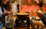 Un couple déguste une fondue au restaurant Marzilibruecke de Berne, le 16 novembre 2020
