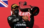 Le Britannique Lewis Hamilton célèbre sa victoire sur le podium du Grand Prix d'Emilie-Romagne, le 1er novembre 2020