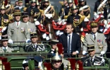 Le président Emmanuel Macron (c) et le général Pierre de Villiers,chef d'état-major des forces armées, remonte les Champs-Elysées à bord d'un véhicule militaire, lors du défilé du 14 juillet 2017 à Paris
