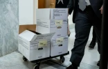 Des cartons marqués "Hillary" sont amenés dans une salle en prévision d'une audition à huis clos de l'ancienne secrétaire d'État américaine Hillary Clinton devant la commission de surveillance de la Chambre des représentants, le 14 janvier 2026 à Washington