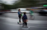 Faute de transports en commun, certaines onty choisi la trottinette
