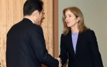 Le chef de la diplomatie japonaise Fumio Kishida(g), reçoit l'ambassadrice américaine au Japon Caroline Kennedy au ministère des Affaires étrangères à Tokyo le 6 janvier 2016 après le test de bombe H par la Corée du Nord