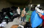 Des bénévoles tunisiens trient les ordures dans une déchetterie à Tunis le 2 avril 2016