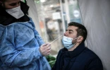 Un patient se fait tester au Covid-19, à Paris, le 23 décembre 2021