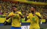 Neymar (à droite) et Lucas Paqueta célèbrent un but contre l'Uruguay, le 14 octobre 2021 à Manaus