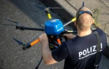 Un policier se prépare à faire voler un drone après qu'un homme a provoqué des accidents sur l'autoroute A100 à Berlin, dans un acte "islamiste"