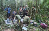 Photo diffusée le 9 juin 2023 par la présidence colombienne sur laquelle apparaissent des membres de l'armée avec quatre enfants indigènes qui ont été retrouvés vivants 