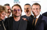 Emmanuel Macron (D), Le styliste Olivier Rousteing (2e-D) et le chanteur d'U2 
Bono (G), à la conférence du Fonds mondial de lutte contre le sida, la tuberculose et le paludisme à Lyon, le 9 octobre 2019