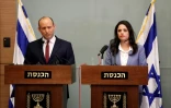 Le ministre israélien de l'Education Naftali Bennett (G) et la ministre israélienne de la Justice Ayelet Shaked (D) devant le Parlement à Jerusalem le 19 novembre 2018