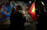 Des visiteurs de l'exposition "Superman, le héros aux mille et une vies" lors du 52ème Festival International de la Bande Dessinée à Angoulême, le 30 janvier 2025 en Charente