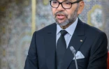 Cette photo fournie par l'agence de presse MAP le 30 juillet 2024 montre le roi du Maroc Mohammed VI prononçant un discours à la nation, au Palais royal de Tétouan