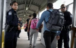 Des migrants traversent le pont de Matamoros-Brownsville après avoir obtenu un rendez-vous auprès des services de l'immigration américains afin d'entrer légalement sur le territoire des Etats-Unis, le 12 mai 2023 à Matamoros (Nord du Mexique)