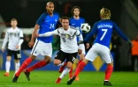 Le milieu de l'équipe d'Allemagne Mario Götze (c) à la lutte avec l'attaquant des Bleus Antoine Griezmann en amical, le 14 novembre 2017 à Cologne