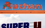 Photos des logos d'Auchan et Super U, le 15 mai 2015