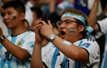 Des supporters arborent le maillot de l'Argentin Lionel Messi avant un match amical contre l'Australie, le 15 juin 2023 à Pékin