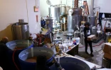 Siavash Karampour (à droite) et Sasan Oskouei (au centre) fabriquent une eau-de-vie traditionnelle iranienne appelée aragh sagi, dans une distillerie de Yonkers, dans l'État de New York, le 21 avril 2026