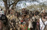 Un régiment traditionnel zoulou chante devant la maison funéraire où repose le corps de Mangosuthu Buthelezi, le 15 septembre 2023 à Ulundi, en Afrique du Sud