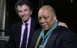 Le musicien et producteur américain Quincy Jones fait commandeur des Arts et Lettres par le ministre de la Culture Jack Lang (g), le 6 octobre 2014 à Paris