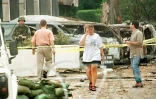 Des soldats américains de garde devant l'ambassade US de Dar es Salaam le 9 août 1998, deux jours après l'attentat qui a fait 11 morts