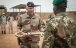 L'armée française remet symboliquement les clés du camp de Tombouctou à l'armée malienne, le 14 décembre 2021