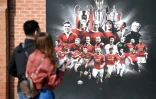 Un panneau rassemblant les grandes figures de Manchester United, le 6 mai 2018 devant le musée du club à Old Trafford