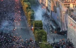 Incidents sur les Chjamps-Elysées vus de l'Arc de Triomphe, le 15 juillet 2018, en marge du rassemblement festif après la victoire des Bleus en coupe du monde