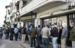 Une queue devant une pharmacie pour acheter du cannabis à usage récréatif en toute légalité à Montevideo, le 19 juillet 2017.