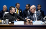 Le président ukrainien Volodymyr Zelensky (G) et le chancelier allemand Olaf Scholz au début d'une conférence sur la reconstruction de l'Ukraine, à Berlin le 11 juin 2024