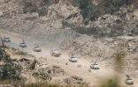 Des véhicules blindés de la Finul circulent au milieu de bâtiments détruits dans le sud du Liban, le 22 juillet 2026
